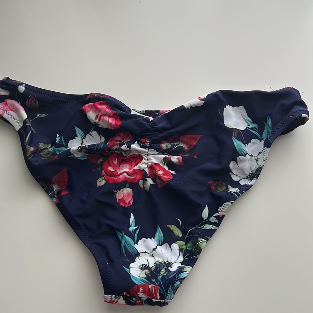 Bikini - Picture 4 of 6